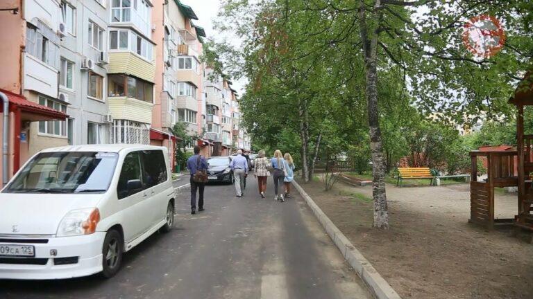 Специальная комиссия оценила ход работ по благоустройству придомовых территорий