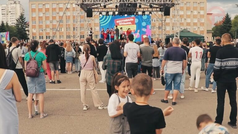 Большой концерт прошёл на центральной площади вечером