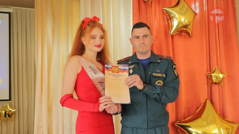 Спасла человека. Девушка из Уссурийска получила награду из рук сотрудников МЧС