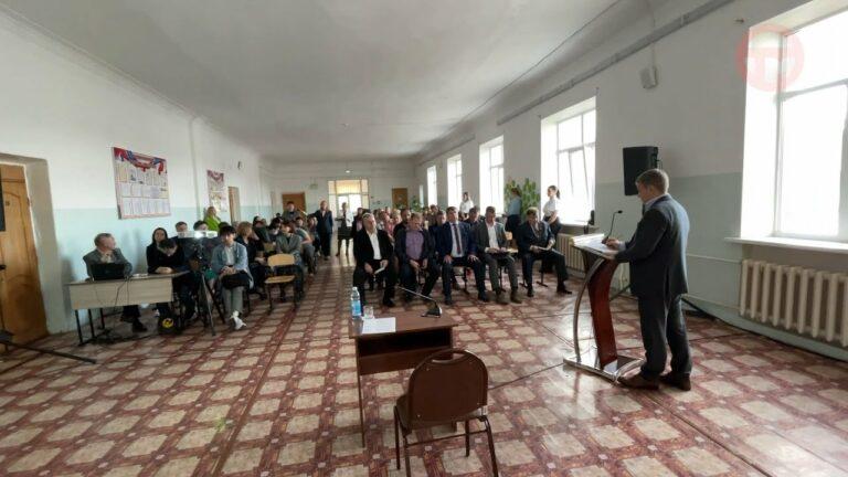 О дворах и кровлях. Встреча с главой округа прошла в микрорайоне Северном