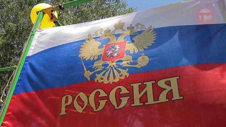 В честь Дня России жители дома по адресу Горького, 68 провели в своем дворе патриотическую акцию