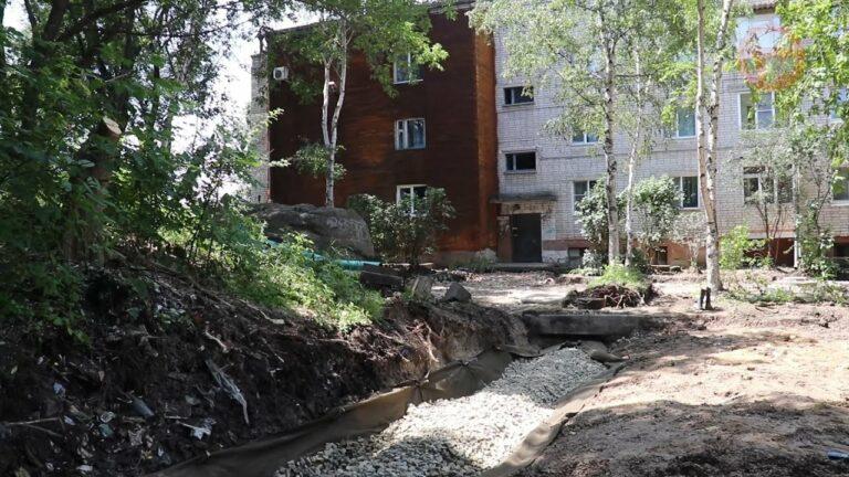 Глава округа посетил стройки на Плантационной и Полушкина