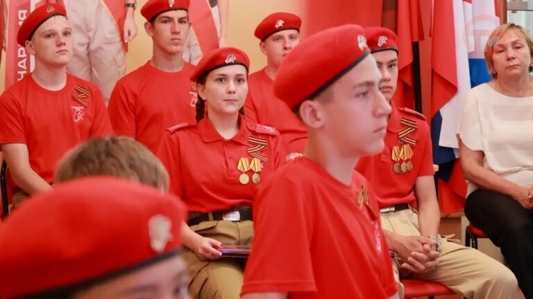 Знаки «Юнармейской доблести» вручил школьникам глава Уссурийского округа Евгений Корж