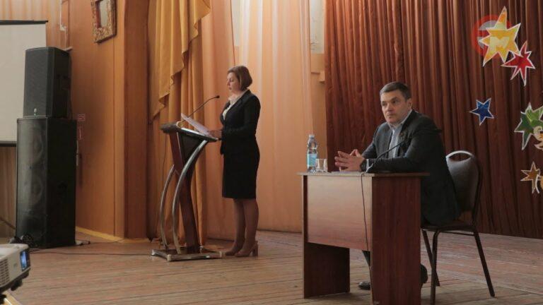 Стадион и межквартальные проезды. Жители Междуречья встретились с главой округа