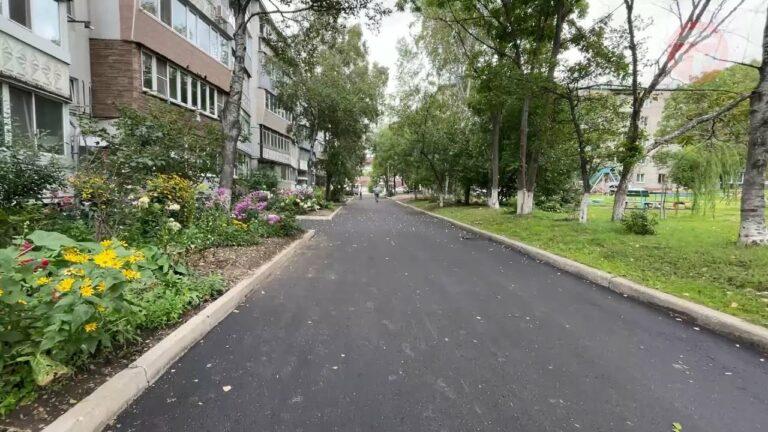 Во дворе на Русской, 16 в Уссурийске уложили новый асфальт