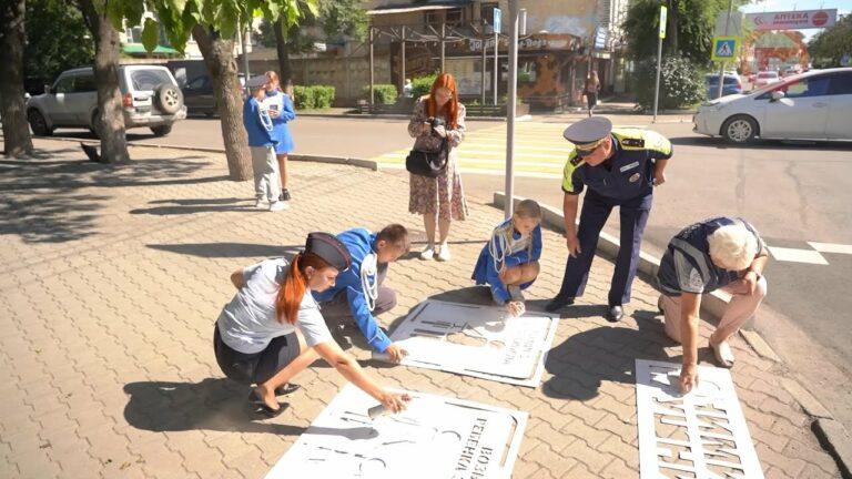 В канун 1 сентября сотрудники госавтоиснпекции с учениками Уссурийска напомнили прохожим о ПДД
