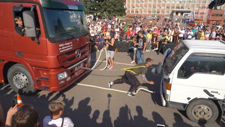Силачи Уссурийска против смельчаков. Необычное состязание прошло на центральной площади города