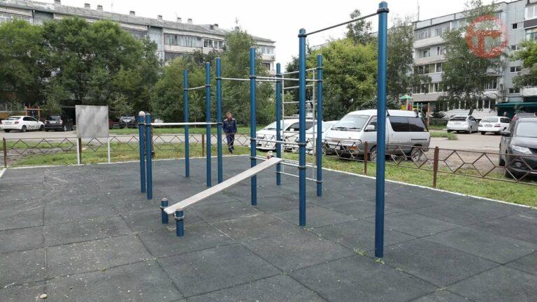 На волейбольной площадке на ул. Колхозной, 66 в Новоникольске уложили резиновое покрытие