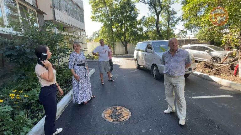 Результат работы строителей во дворах Уссурийска приняла комиссия