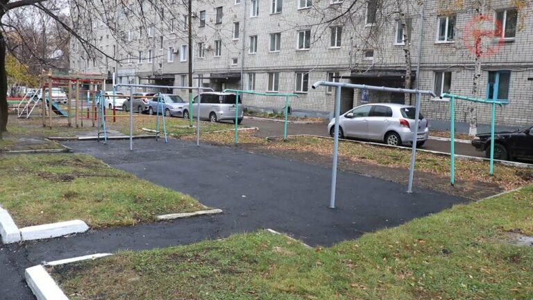 Придомовую территорию на Полушкина, 83 благоустроили в Уссурийске