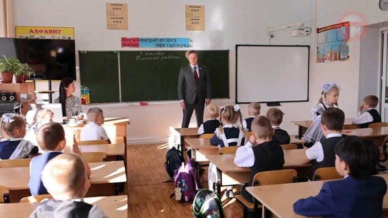 Поговорить о важном с детьми 131 школы пришел депутат округа Виталий Мутовин