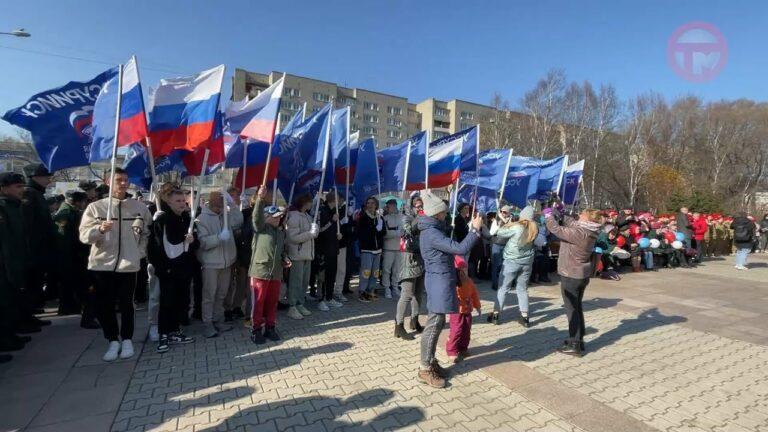 Митинг — концерт в честь Дня народного единства прошел у молодежного центра «Горизонт»