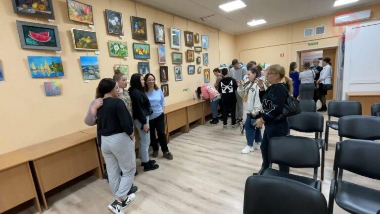 Выставка «Поэзия живописи» открылась в Уссурийске