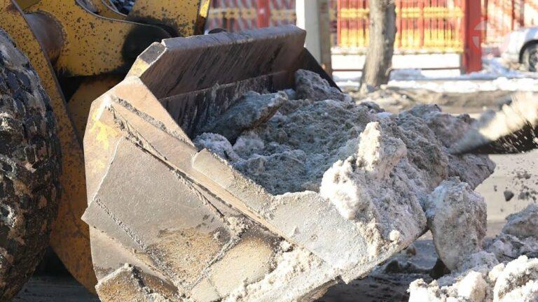 Уборка снега идёт на городских дорогах