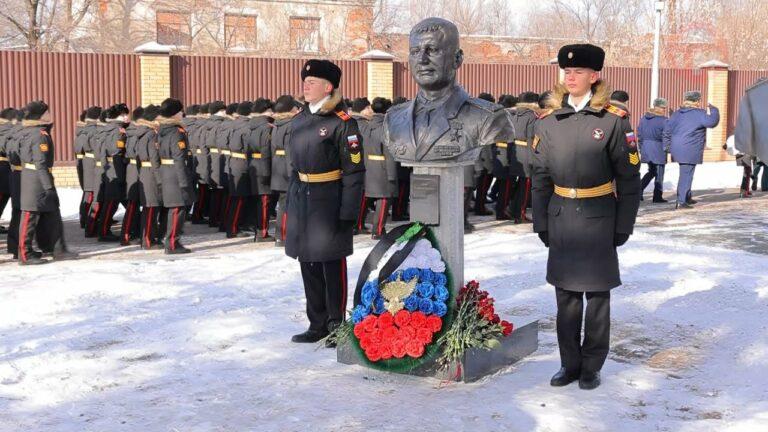 Бюст Герою России полковнику Катериничеву открыли на территории Уссурийского суворовского училища