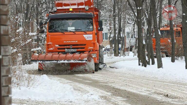 Снегоуборочная техника очищает Уссурийск