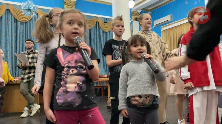 Дети и родители запели вместе. Шоу «Голоса» вскоре прогремит в Уссурийске