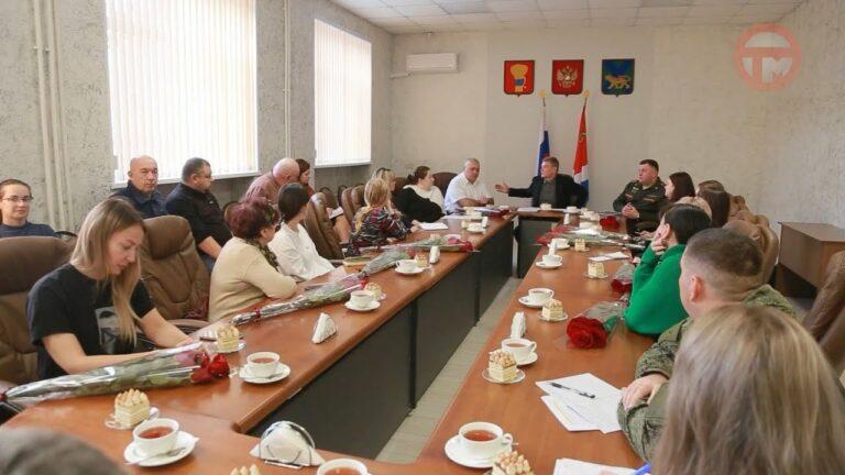 Глава округа встретился с женами и матерями, чьи родные погибли на СВО