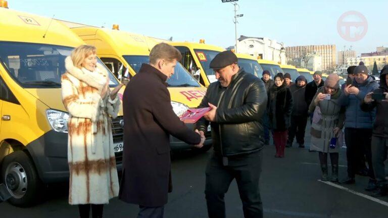 Подарок от президента. Приморские школы получили новые автобусы