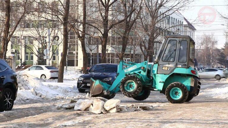 Работы по уборке снега идут в Уссурийске