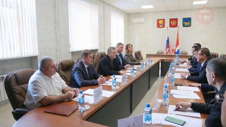 Глава округа и председатель Думы встретились с делегацией Народного правительства Суйфэньхэ