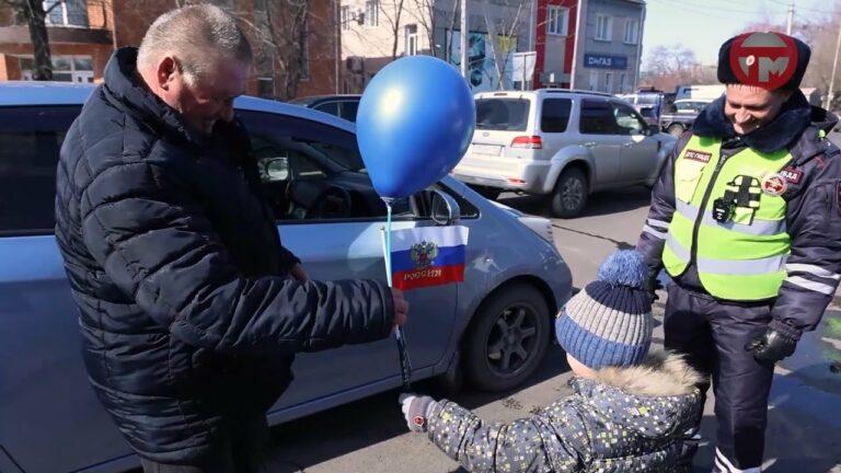Сотрудники Госавтоинспекции совместно в детьми провели акцию «Поздравь водителя»