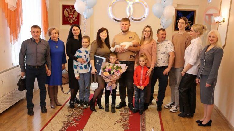 Первый в жизни документ торжественно вручили новому жителю Уссурийска