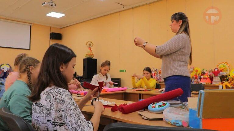 Подарки мамам смастерили школьницы Уссурийска