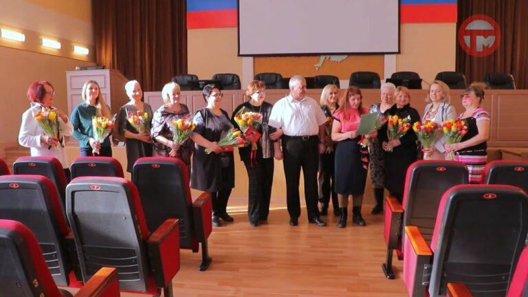 Активисток поблагодарили за труд и поздравили с наступающим 8 марта