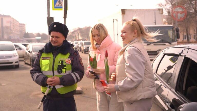 Автомобилисток нашего города мужчины сегодня поздравляли с наступающим праздником