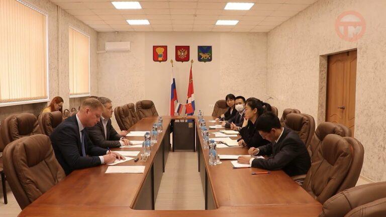 Глава округа Евгений Корж встретился с Генеральным консулом владивостокского посольства КНР