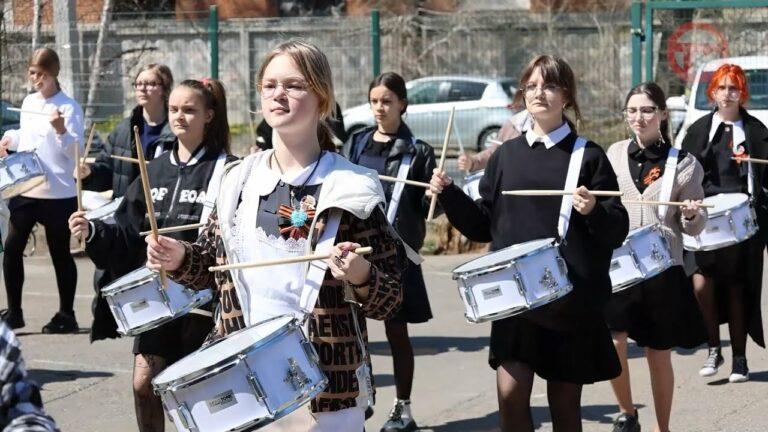 Отряд юных барабанщиц готовится к первому выступлению