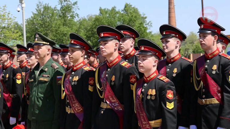 Последний звонок сегодня прозвучал для выпускников Суворовского училища