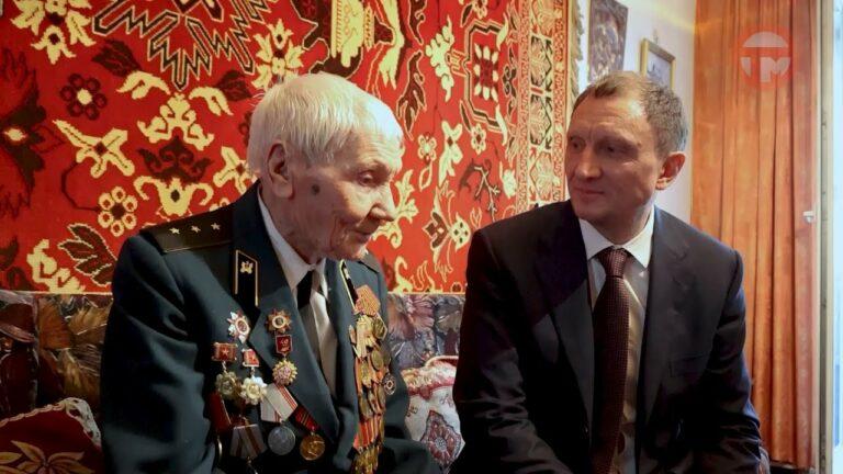 К ветерану войны Василию Зубкову приехал в гости депутат краевого парламента