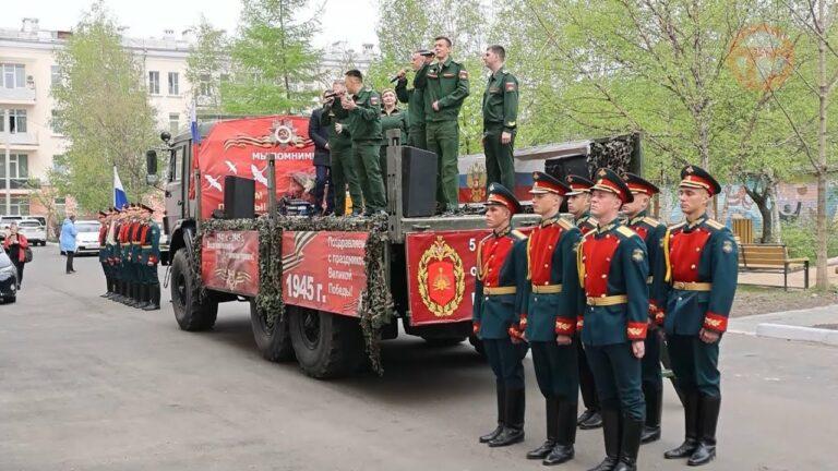 С Днём Победы поздравили ветеранов округа артисты уссурийского военного гарнизона