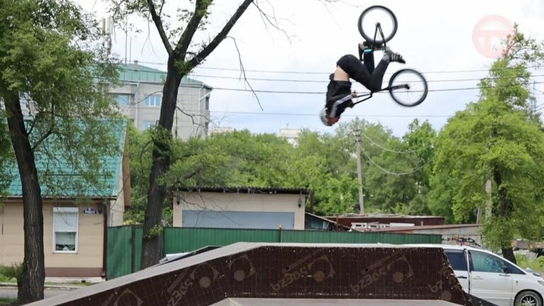 Соревнования по экстремальному виду спорта — BMX-фристайлу — прошли в городском скейт-парке