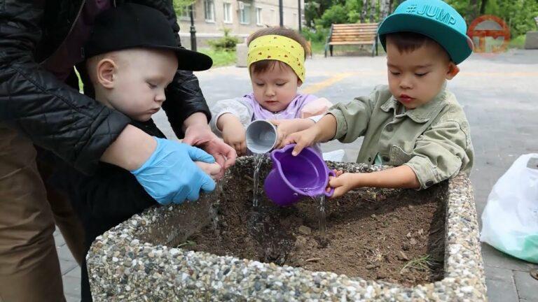 Воспитанники частного детского сада высадили цветы в сквере на Краснознаменной