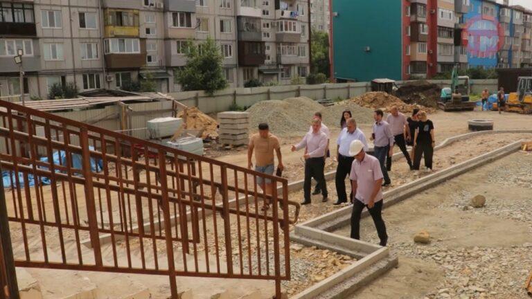 Глава Уссурийска проверил стройки, которые ведутся по программе переселения из аварийного жилья