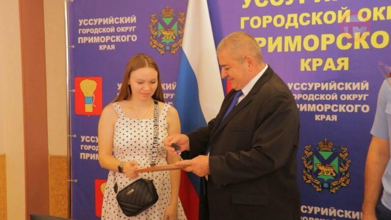 Две семьи встретят учебный год в новом жилье
