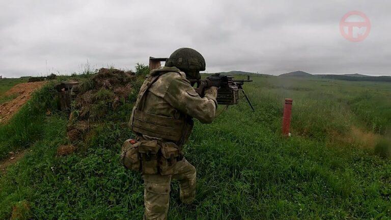 Стрельбу из пулемета Калашникова освоили военнослужащие — добровольцы на Сергеевском полигоне