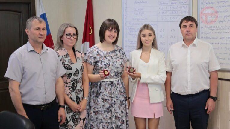 Золотых медалисток, участниц Молодежного совета при Думе округа, поздравили в Уссурийске