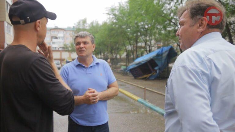 Глава округа Евгений Корж проверил, как идёт очистка микрорайонов города
