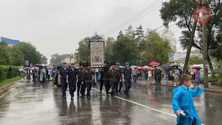Крестным ходом православные христиане Уссурийска прошли по улицам города