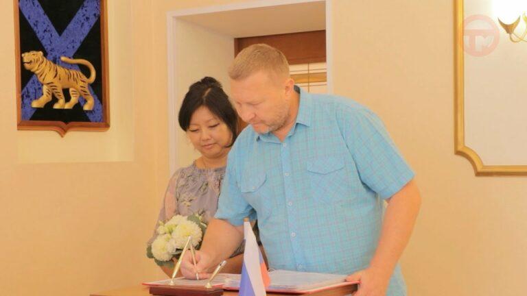 25 лет рука об руку. Серебряных юбиляров чествовали в ЗАГСе