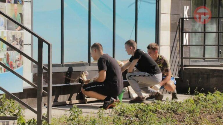 Перед днём города во многих районах города начали отмывать дворы и дома