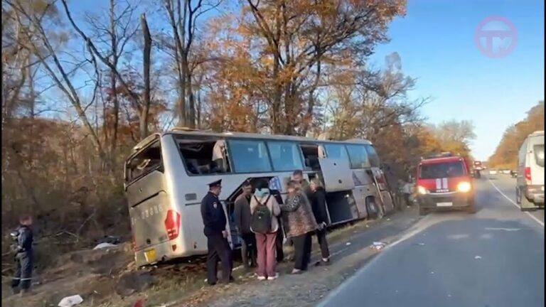 Двое пассажиров погибли и еще десятки получили травмы в результате ДТП с туристическим автобусом