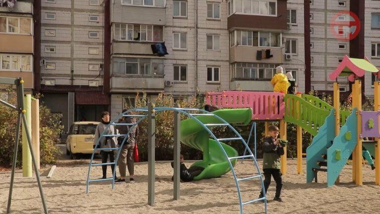 Новая детская площадка заработала на территории дома на ул. Пархоменко, 3