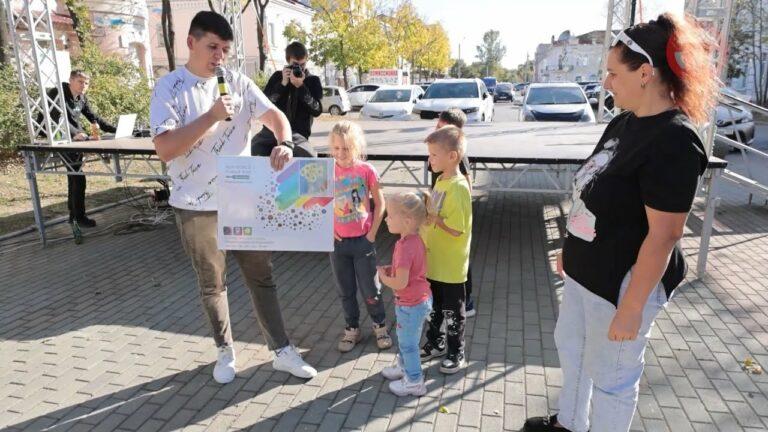 Фестиваль уличных аттракционов провели работники культуры в «Старом центре»