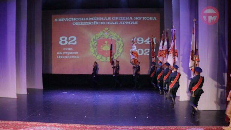 Торжественное собрание военнослужащих и членов их семей прошло в Доме Офицеров