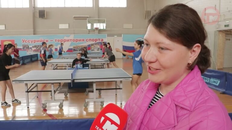 В спорткомплексе Локомотив собрались девичьи команды с ракетками в руках